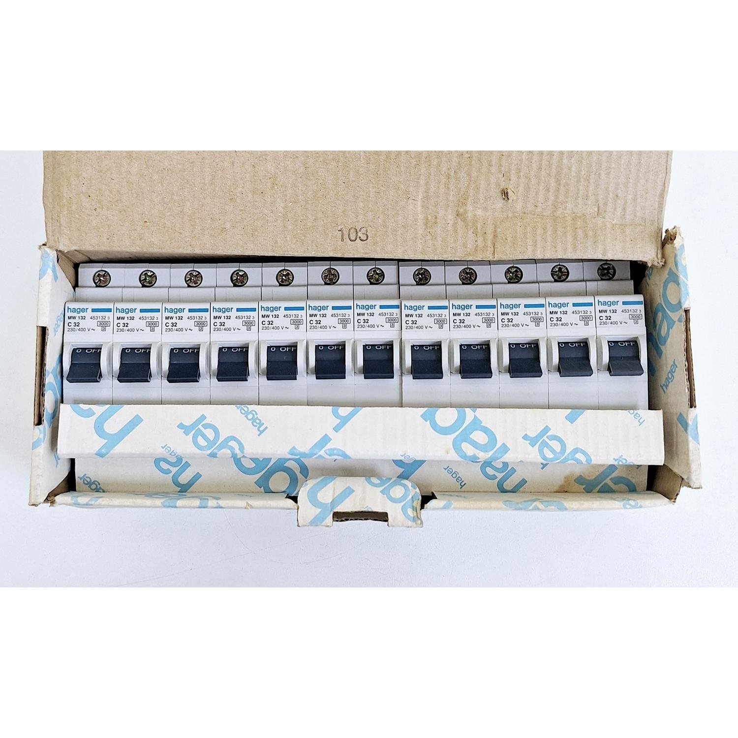 71_Hager_MW132__C32A_Circuit_Breaker_1_Pole_3KA_230400V1